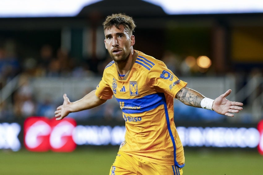 Gorriarán celebrando un gol con Tigres