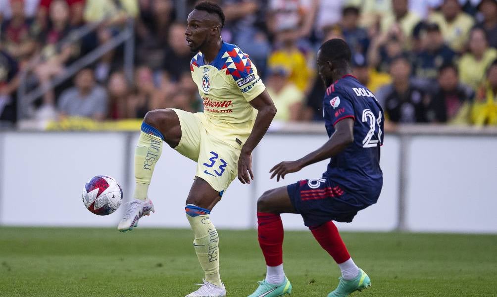 Julián Quiñones disputa un balón 