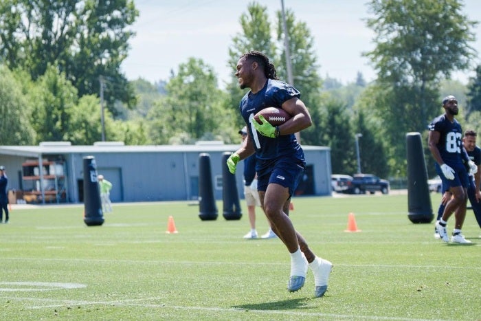 Dee Eskridge entrenando con Seattle 