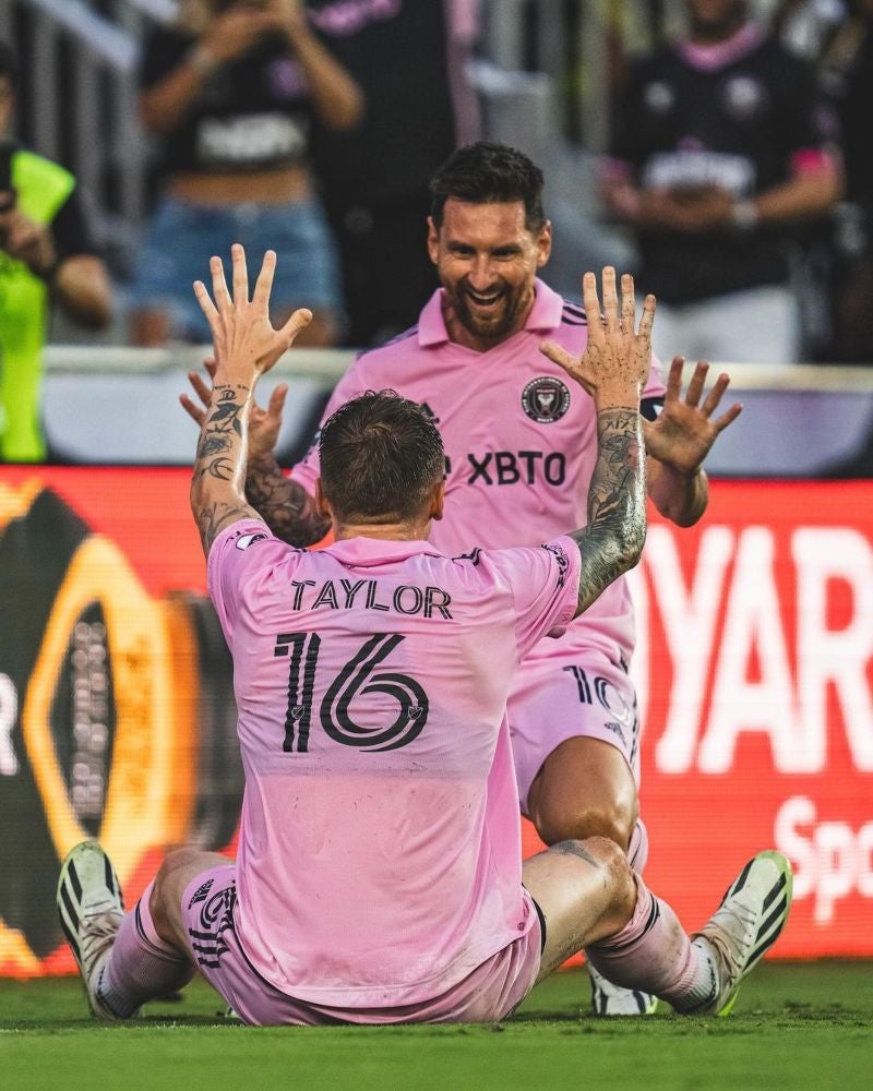 Messi celebrando con sus compañeros de equipo