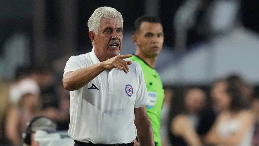 Tuca Ferretti dirigiendo a Cruz Azul en Legaues Cup