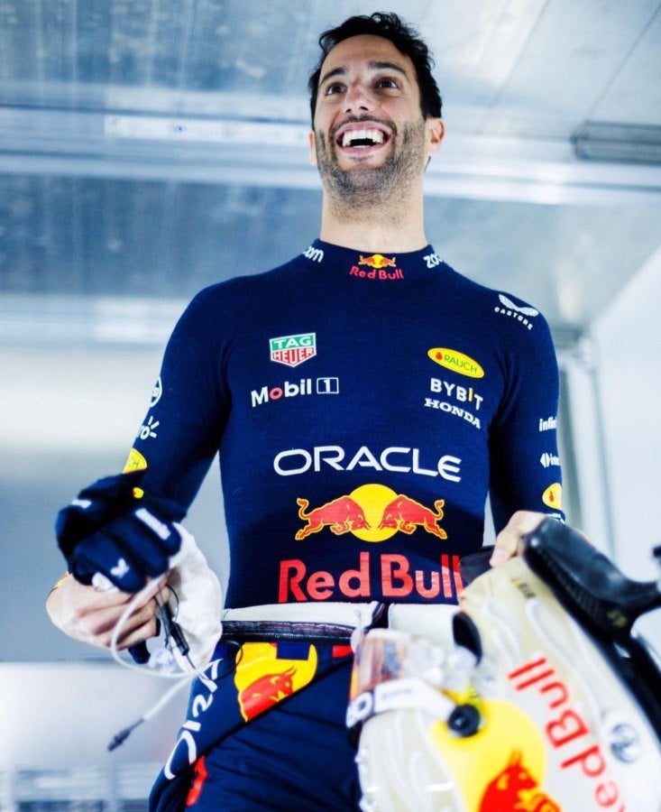 Daniel Ricciardo con indumentaria de Red Bull