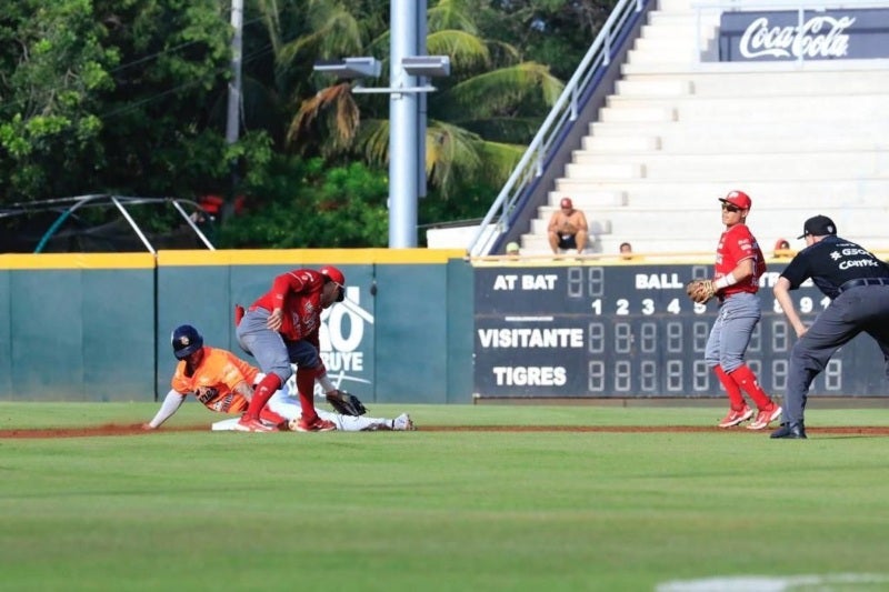 Diablos Rojos enfrentando a los Tigres