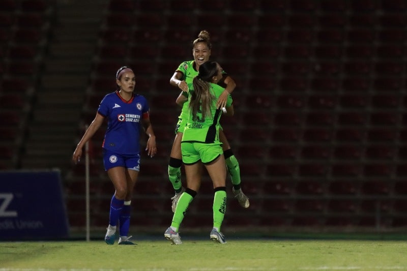 Jasmine Casárez celebrando su gol 