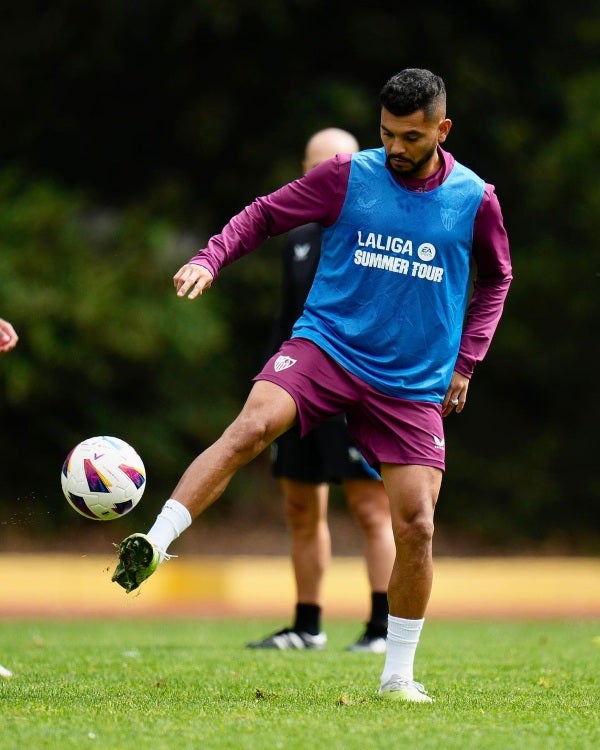 Corona entrenando con el Sevilla 