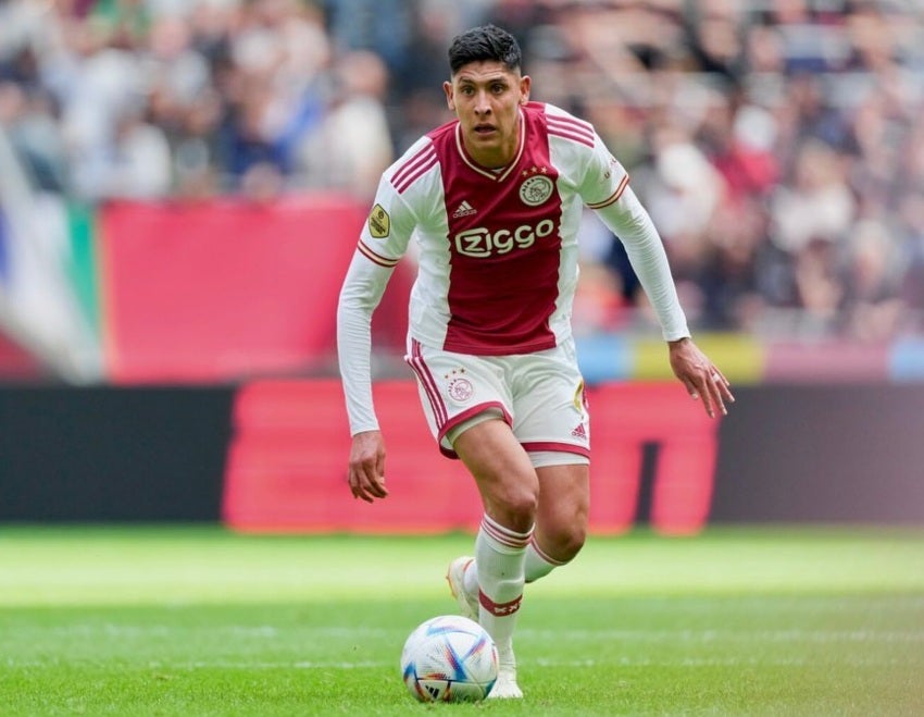 Edson Álvarez en un partido del Ajax