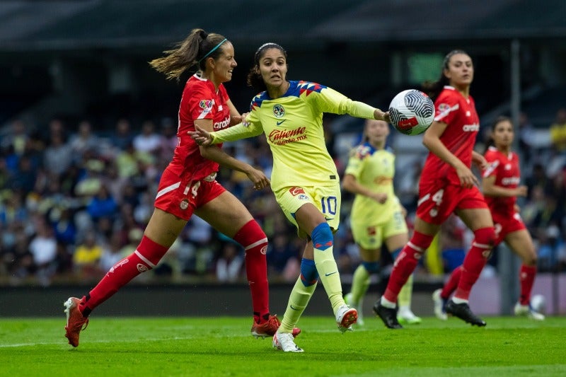 América y Toluca disputando el balón