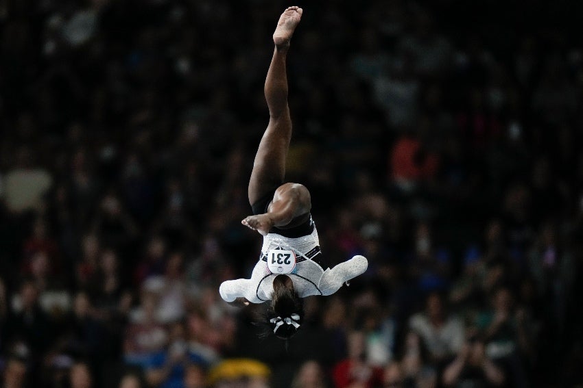 Simone Biles en acción en Clásico de EU