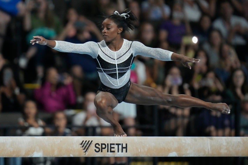 Simone Biles durante su presentación en el Clásico de EU