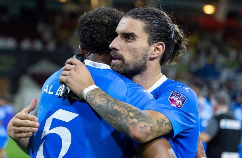 Abrazo entre jugadores del Al Hilal 