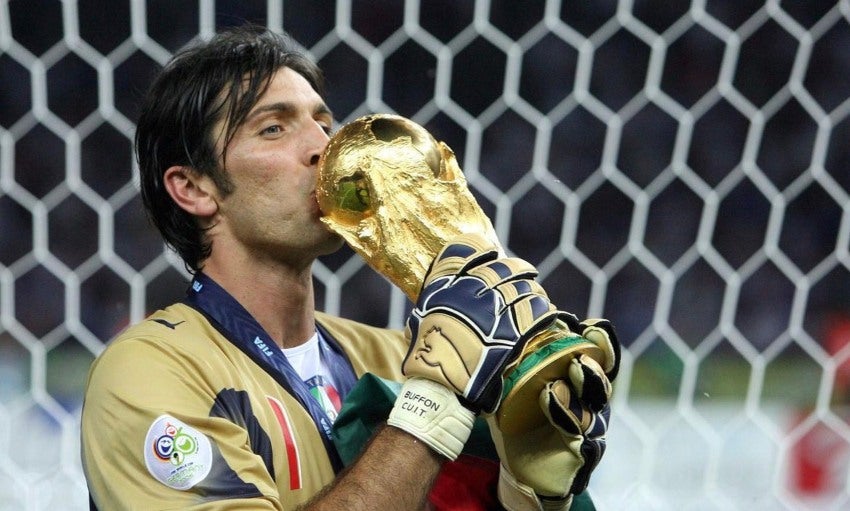 Buffon besando al trofeo de la Copa del Mundo en 2006