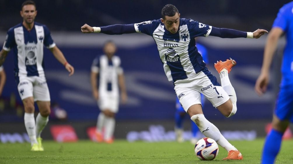 El delantero albiazul en un partido con Rayados