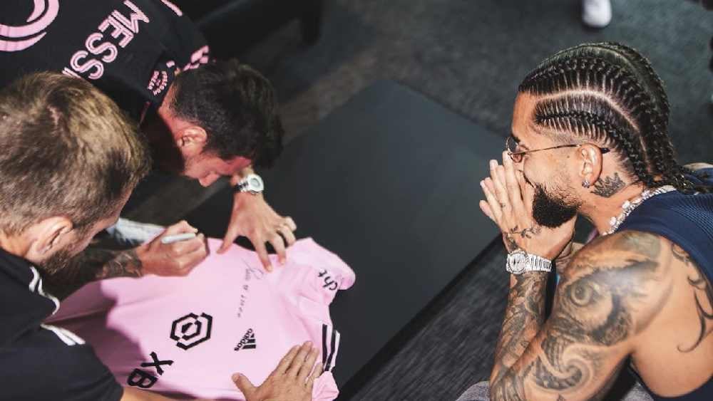 Messi firmó la playera de Maluma