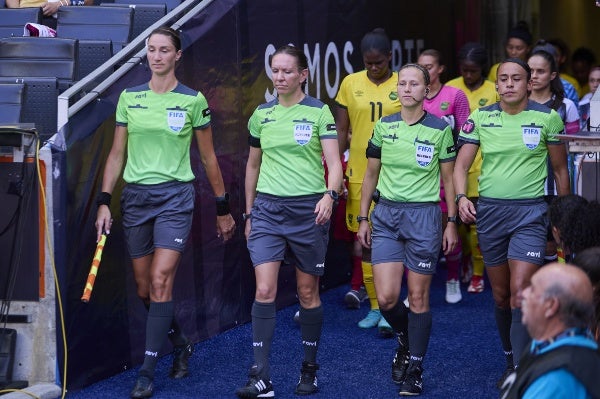 Sandra pitando un juego de la Liga MX Femenil