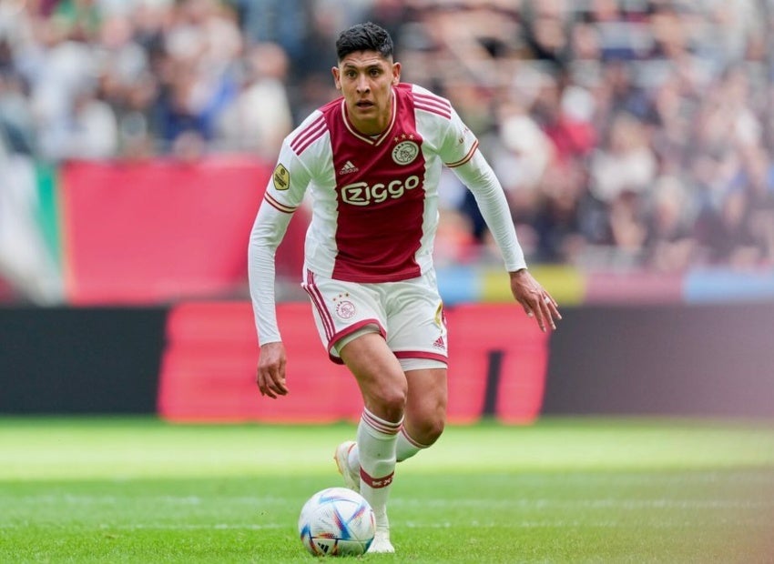 Edson Álvarez en un partido del Ajax