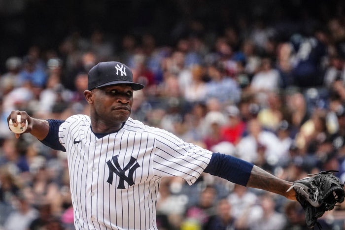 Domingo lanza la pelota en un juego de los Yankees