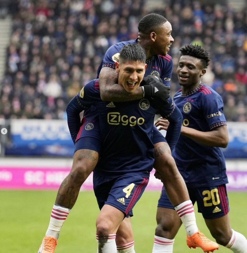 Edson Álvarez en celebración de gol con el Ajax