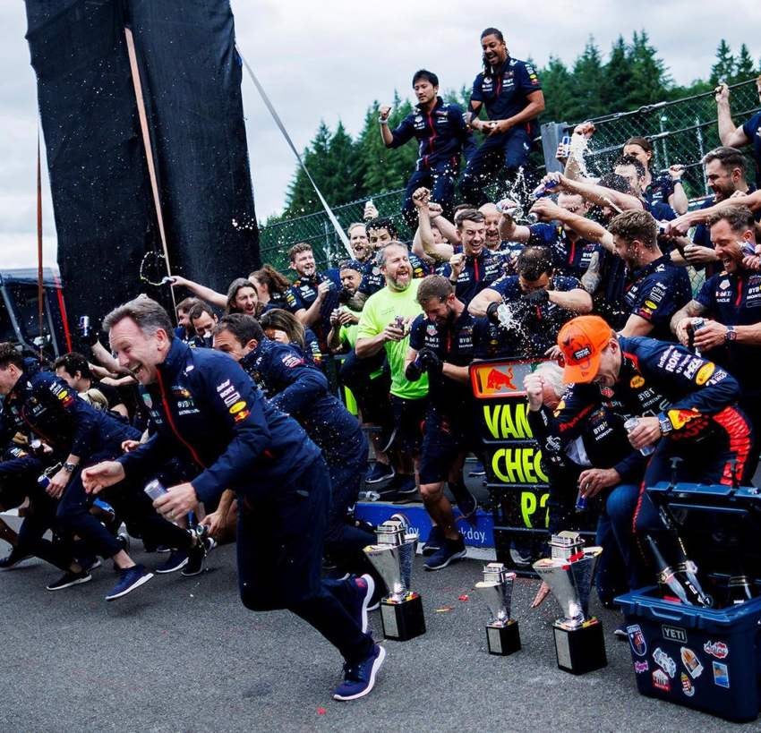 La escudería de Red Bull celebrando