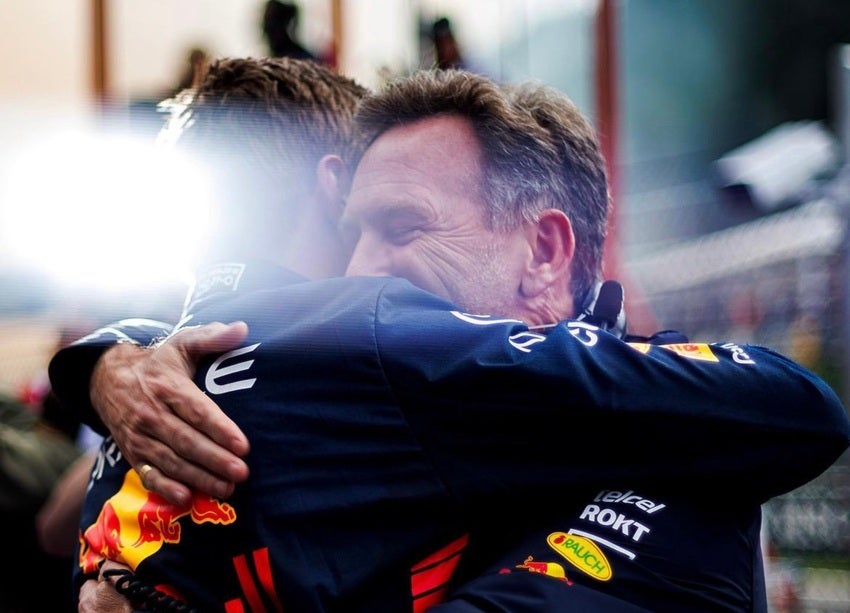 Abrazo entre Horner y Verstappen 