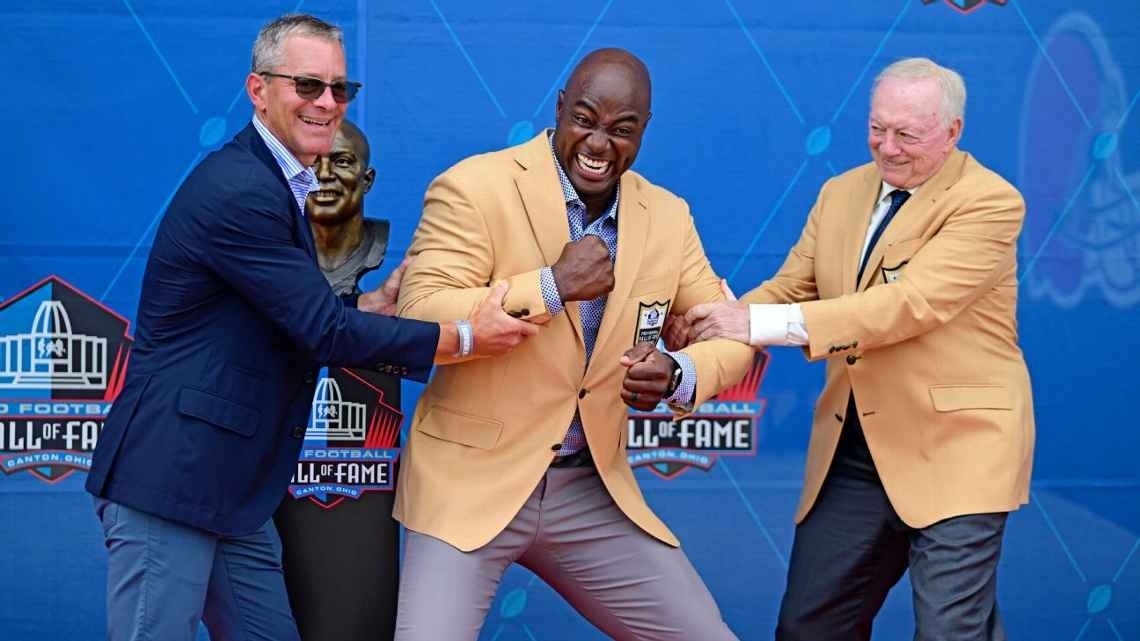 DeMarcus Ware siendo distinguido al Salón de la Fama  