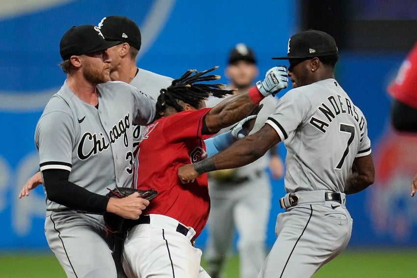 José intentando dar golpes a Tim Anderson