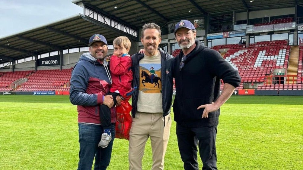 Ryan Reynolds y Hugh Jackman visitan estadio de la League Two de Inglaterra