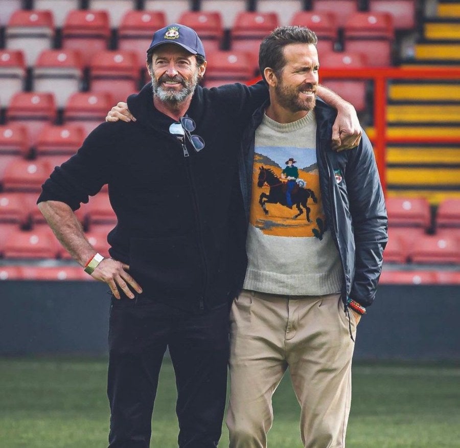 Ryan Reynolds y Hugh Jackman en el estadio del Wrexham