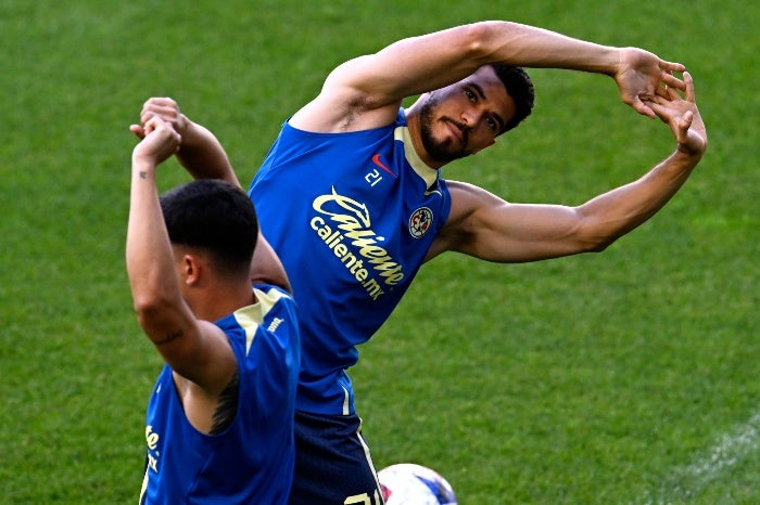 Henry calentando con las Águilas del América 