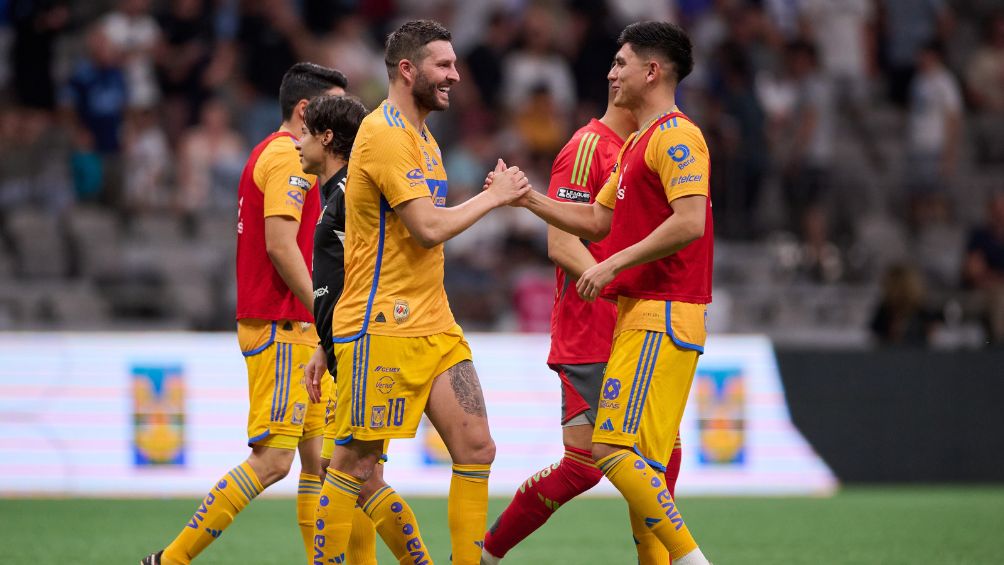 Gignac celebrando el pase a Octavos con Tigres