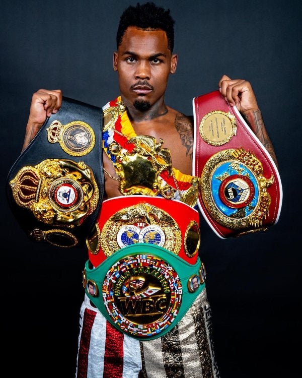 Jermell Charlo con sus cinturones 