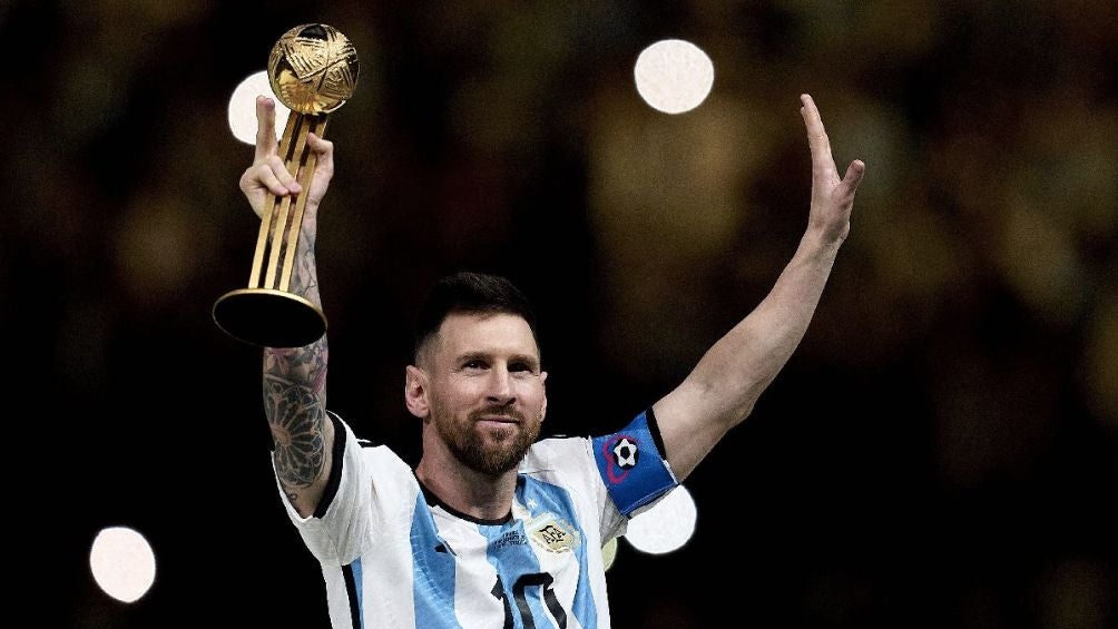 Messi celebrando el balón de oro de Qatar 2022