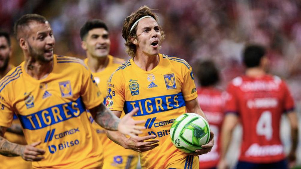 Sebastián celebra gol con Tigres