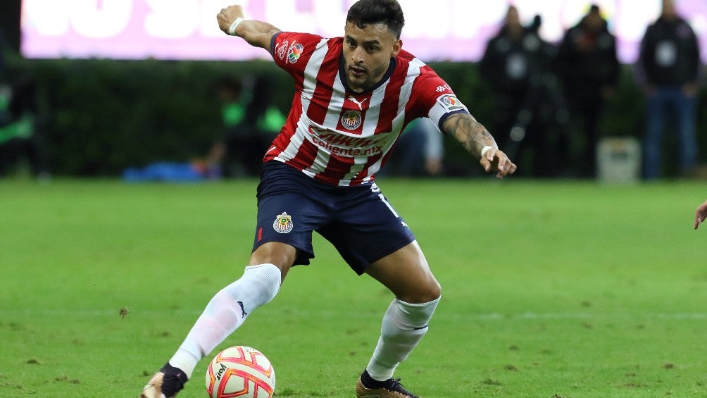 Alexis Vega durante un partido con Chivas