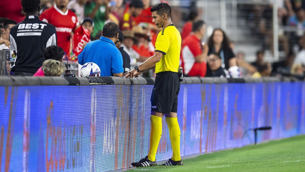 Los árbitros en el VAR de la Leagues Cup