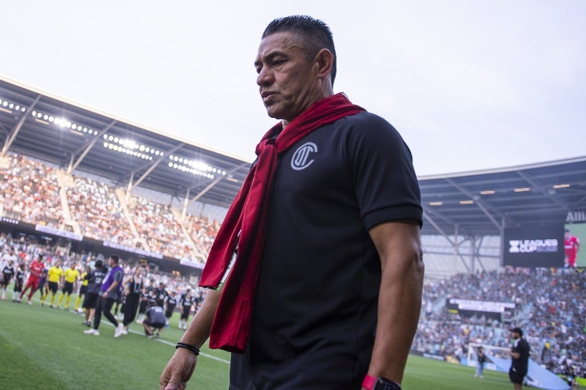 Ambriz llegando al estadio