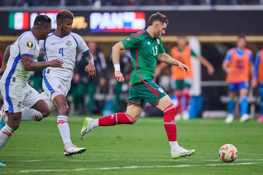 Giménez con la posesión de la pelota 