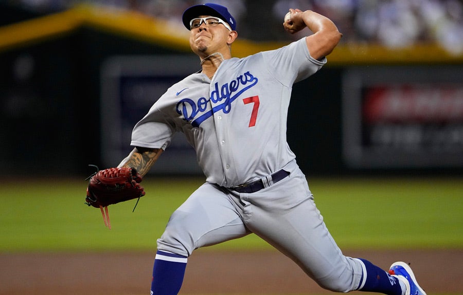 Urías lanzando ante Diamondbacks