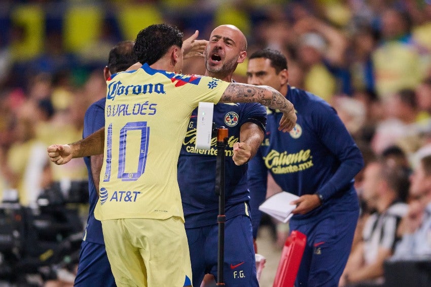 Valdés con el cuerpo técnico