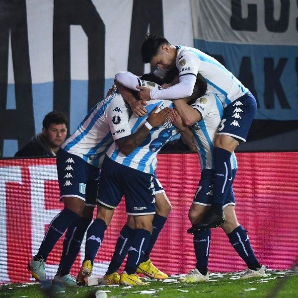 Racing celebrando el gol 