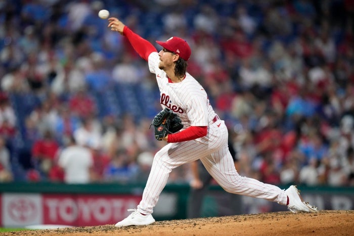 Michael Lorezen lanza la pelota