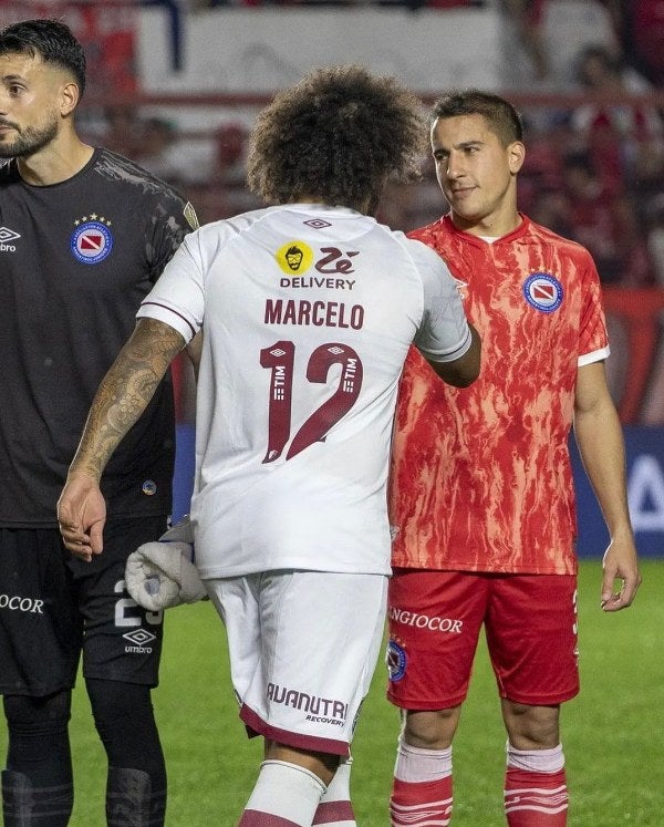 Marcelo saludando a Luciano previo al juego 