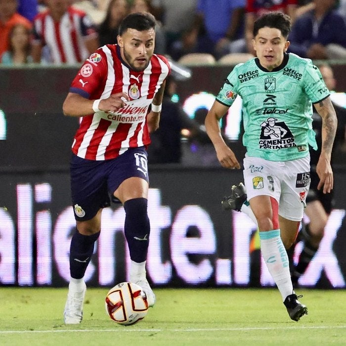 Vega jugando con las Chivas