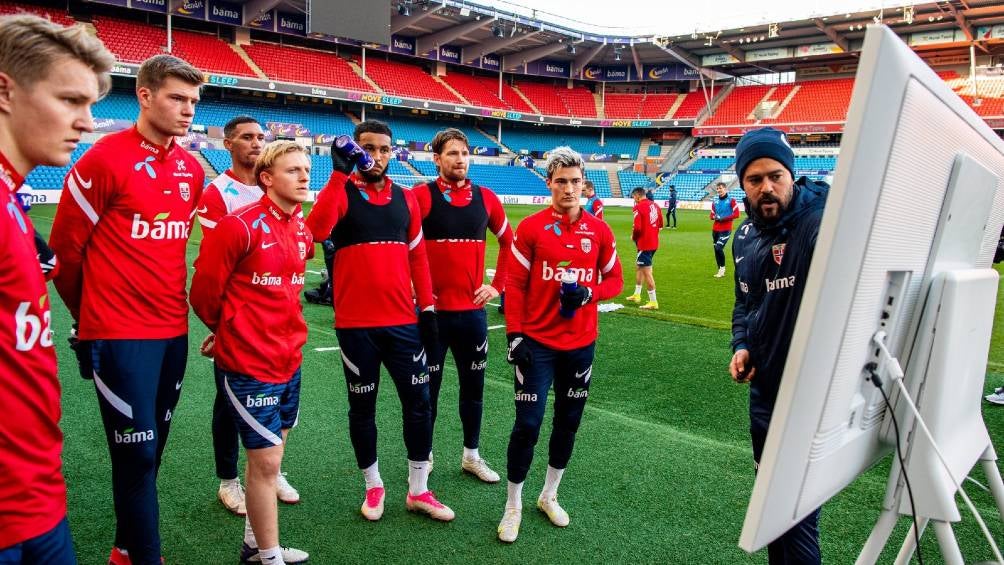 Bernardo Cueva enseñando táctica a los jugadores 