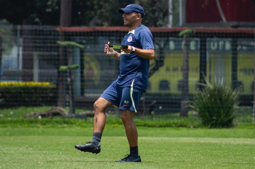 Ángel Villacampa en entrenamiento con América Femenil