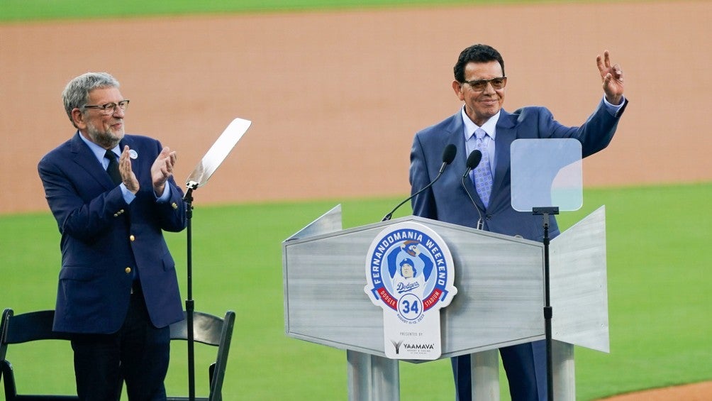 Fernando Valenzuela fue homenajeado; en ceremonia emotiva, los Dodgers retiraron el 34 