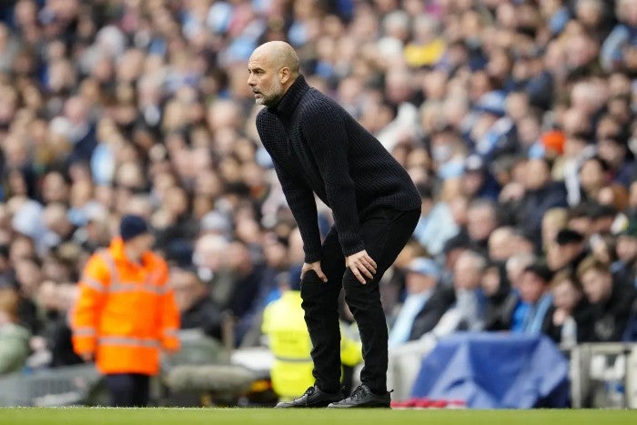 Pep Guardiola dirigiendo un partido 