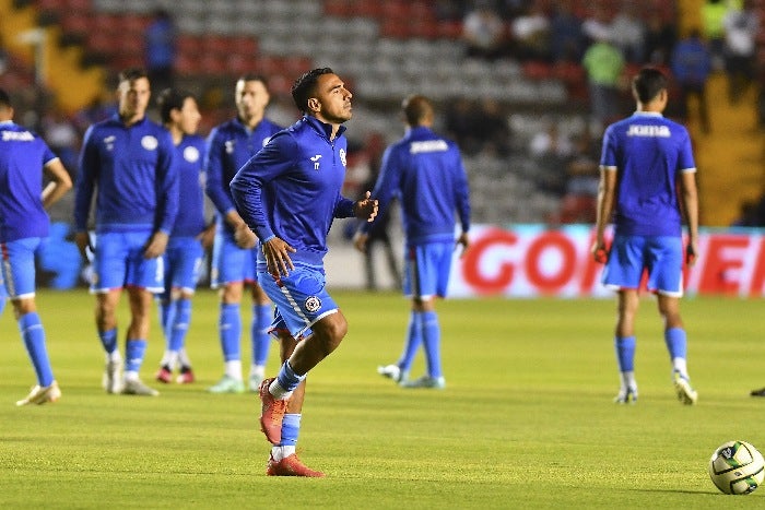 Escoboza calentando con Cruz Azul 