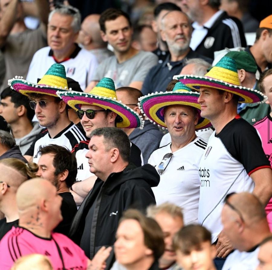 Aficionados del Fulham con sombreros