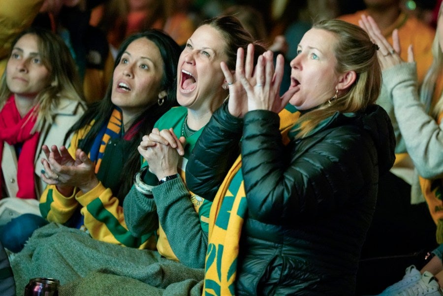 La gente viendo los penaltis de Australia y Francia