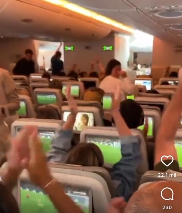 Pasajeros del avión viendo los penaltis